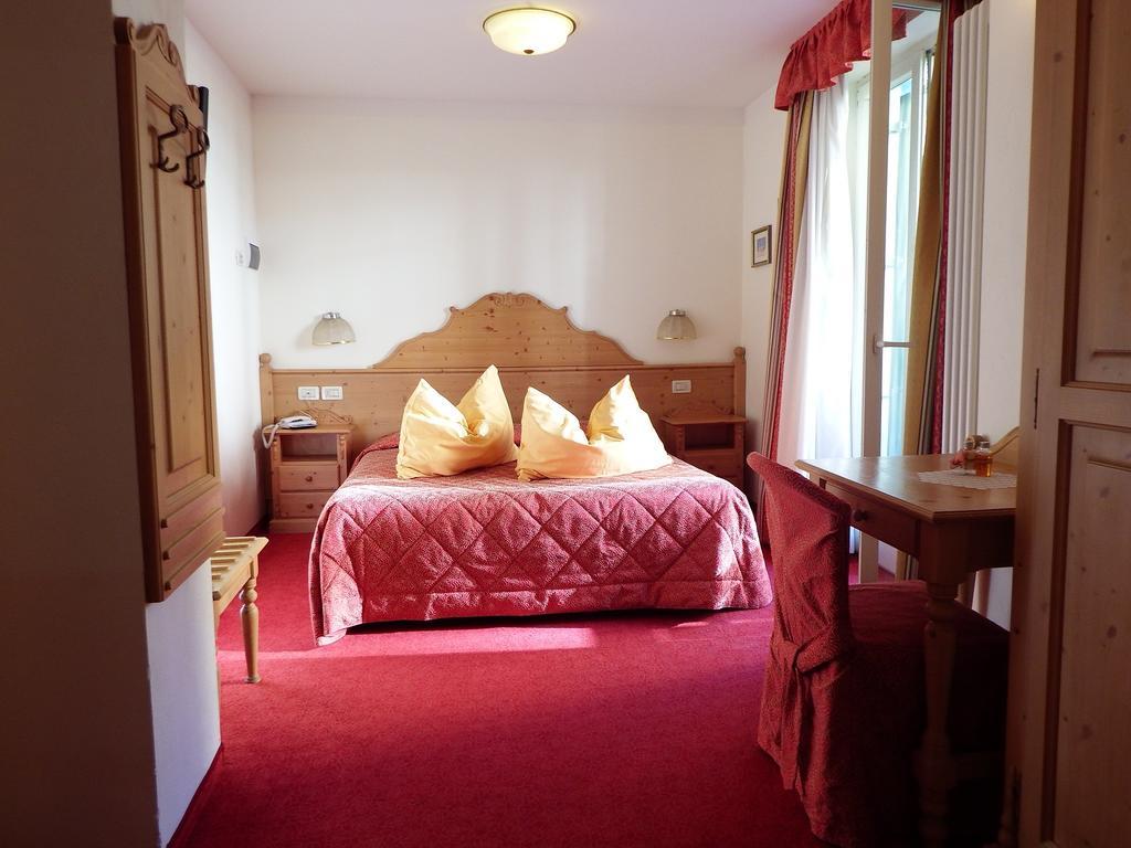Alpotel Dolomiten Молвена Стая снимка